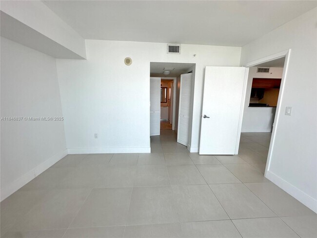 Building Photo - 1800 N Bayshore Dr