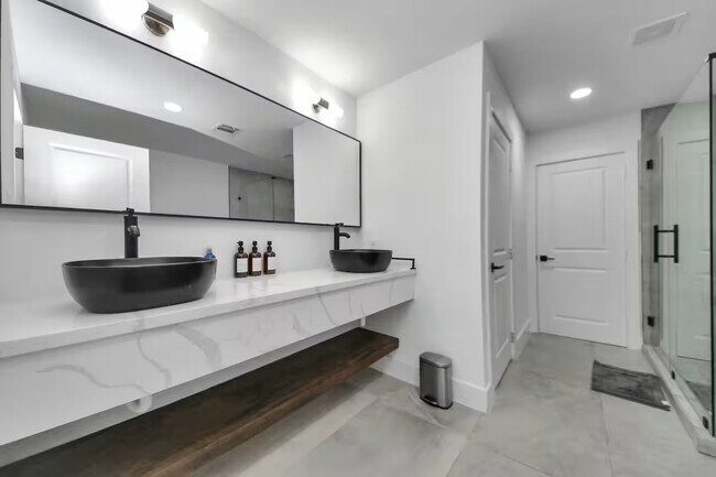 Building Photo - 6747 Peerless St