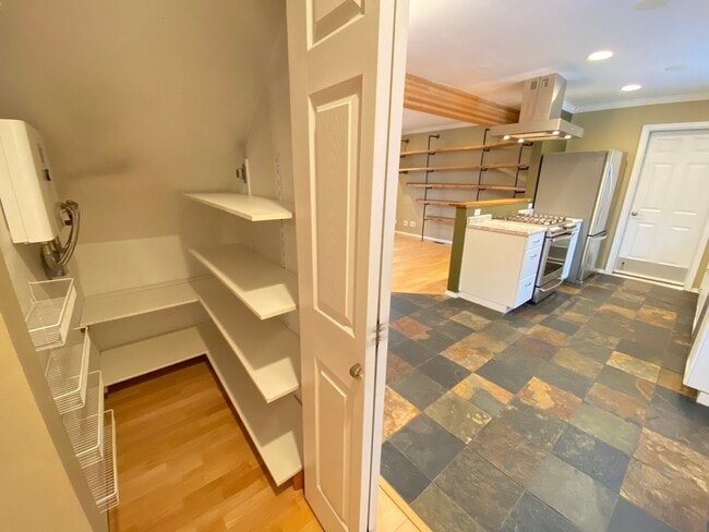 Building Photo - Beautiful 3 Bedroom Home with Custom Touches!