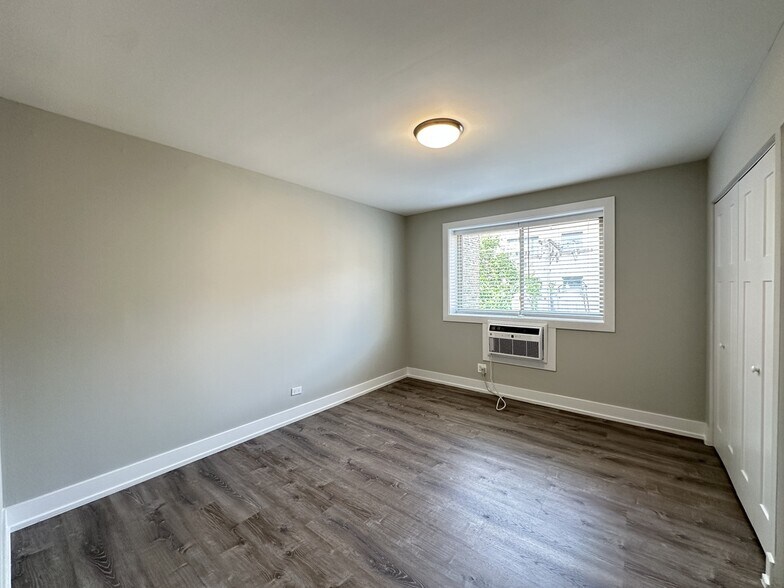 Building Photo - 533 W Surf St