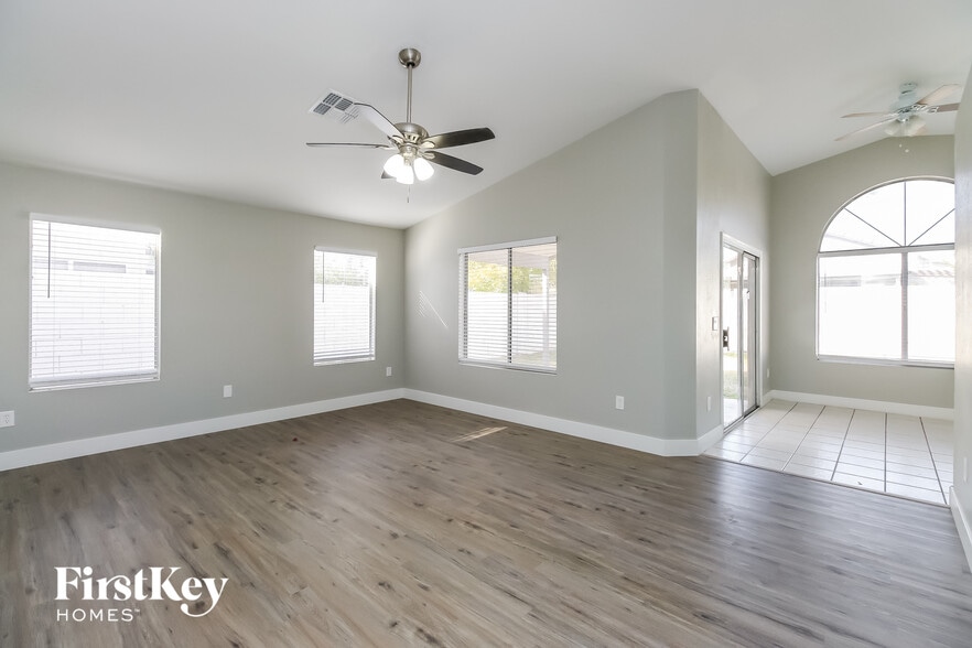 Building Photo - 812 E Morelos St