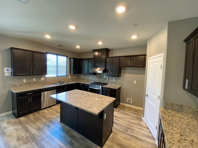 Building Photo - Beautiful home in desirable neighborhood for rent in Visalia CA