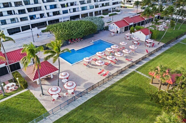 Building Photo - 2555 Collins Ave