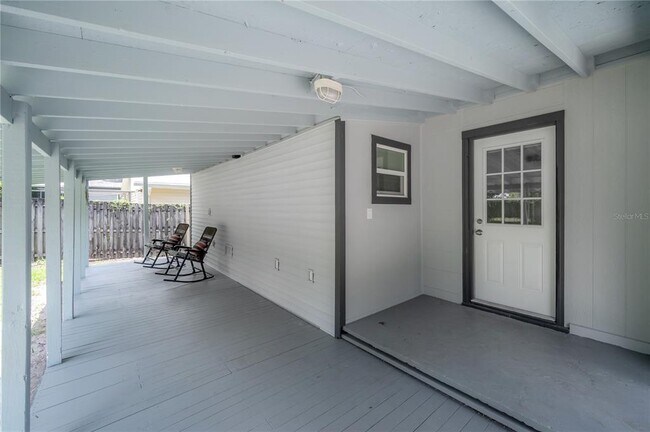 Building Photo - 1415 E Hanna Ave