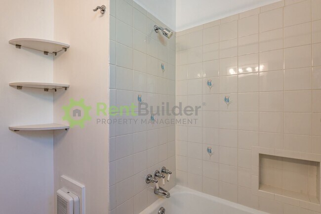 Building Photo - 3822 La Hacienda Dr NE