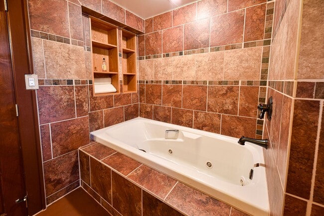 Building Photo - 4 Bedroom 2 Bathroom Home in Salem