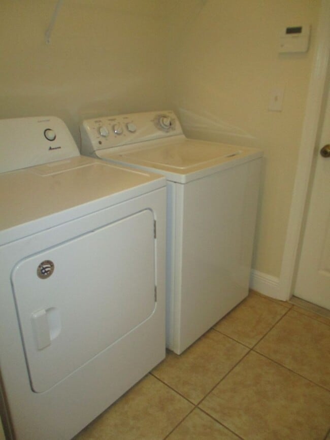 Building Photo - 1900 Kismet Pkwy W