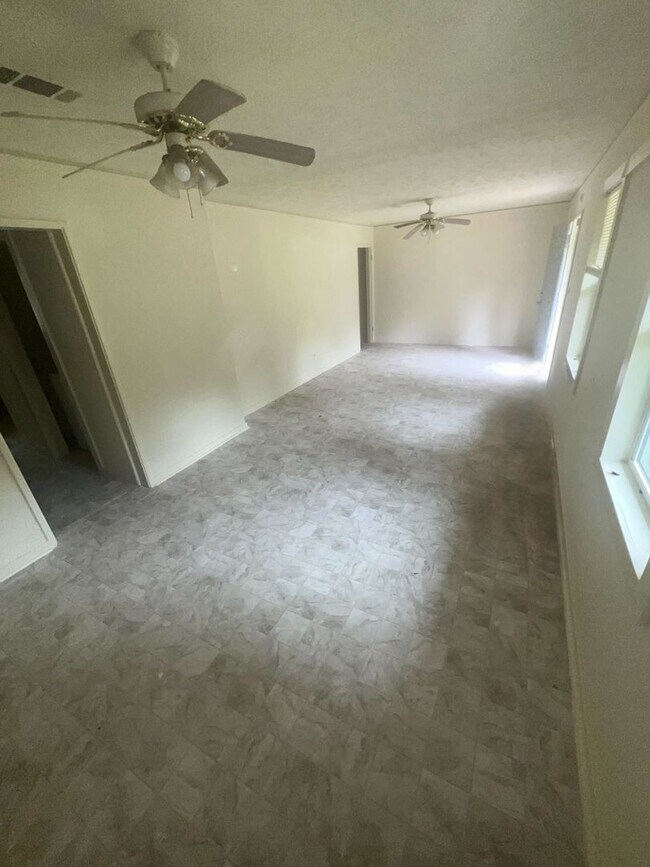 Building Photo - Nice 4 Bed 1.5 Bath in North Jackson