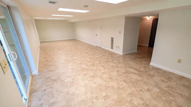 Building Photo - Beautiful 6 Bedroom Home in West Linn's Sunset Neighborhood with Huge Daylight Basement, Large Pr...