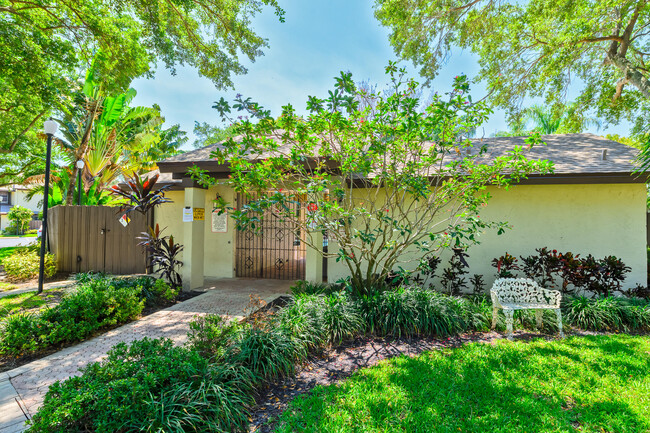 Building Photo - 4527 Carambola Cir S