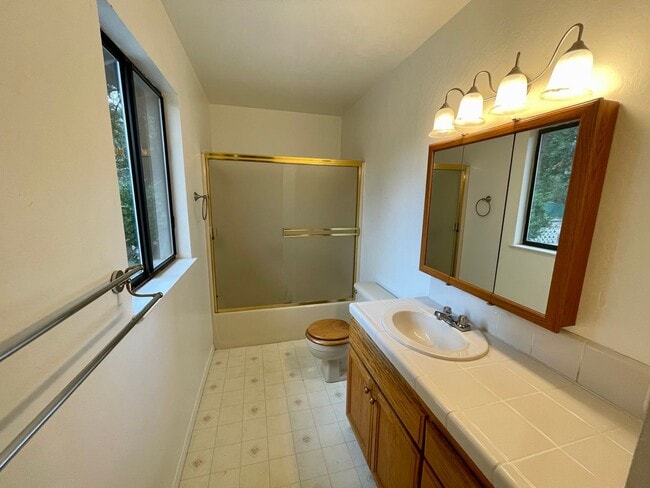 Building Photo - Great family home in Alta Sierra