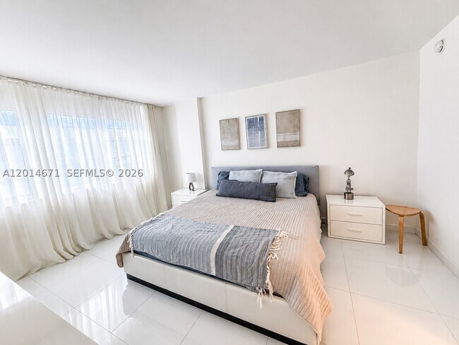 Building Photo - 6917 Collins Ave