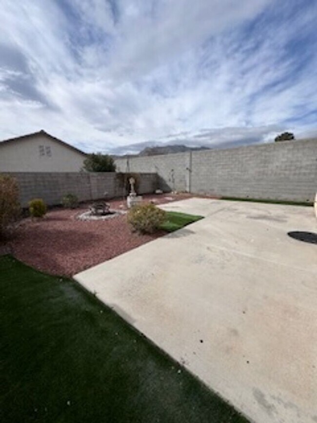 Building Photo - 3Bed/2.5Bath/2Car Residence located in North Las Vegas gated community!