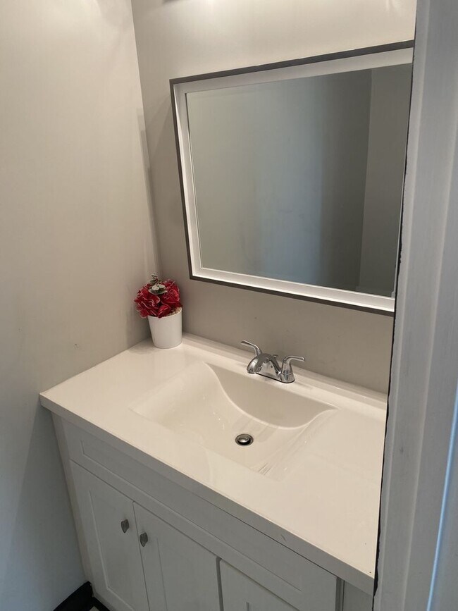 Building Photo - 3 bedroom / 2.5 bath Townhome – Spacious T...