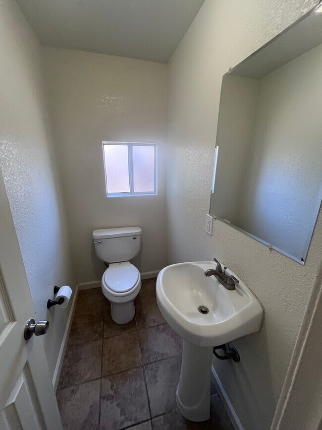 Building Photo - NICE HOME IN SACRAMENTO!!