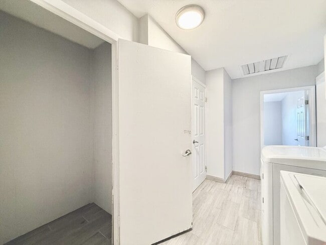 Building Photo - 6475 Cedarbrook Dr