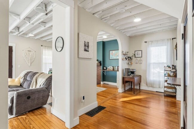 Building Photo - Furnished Country Home For Rent