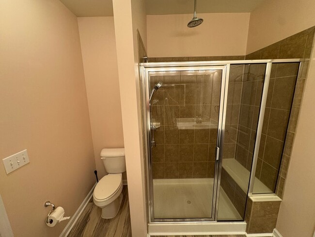 Building Photo - Bright & Spacious End Unit in Thompson Ridge
