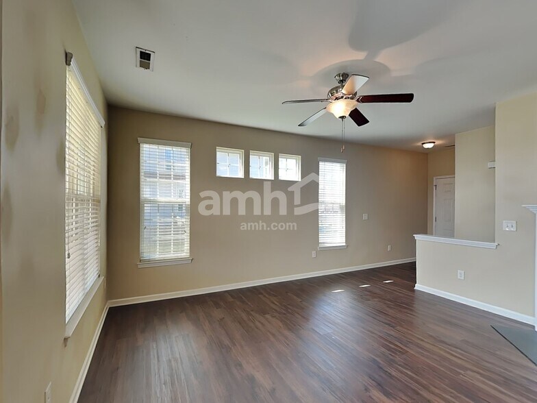 Building Photo - 98 Jade St