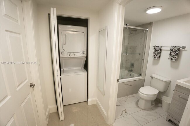 Building Photo - 2951 S Bayshore Dr