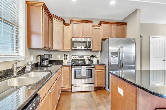 Building Photo - Charming 3-Bedroom Furnished Haven with Co...
