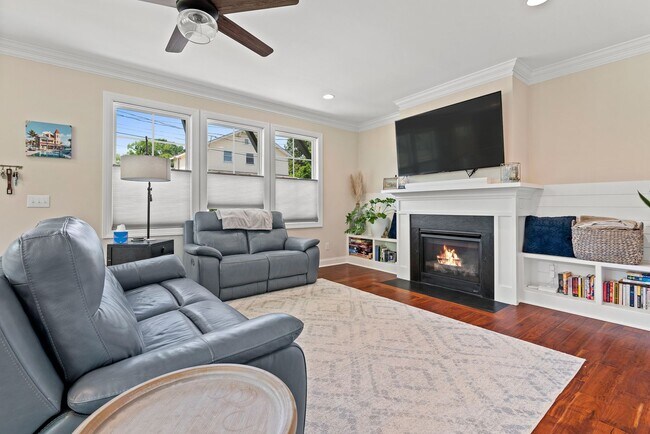 Building Photo - Stunning 4 Bedroom in Downtown Durham with Large Fenced Yard!
