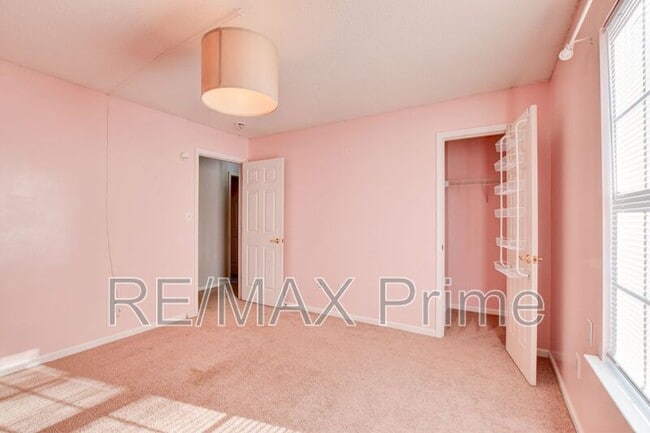 Building Photo - 214 Jouster Way