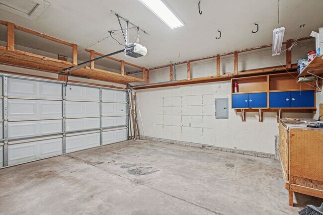 Building Photo - 3 bedroom, 2 car garage, fenced yard, updated and clean!