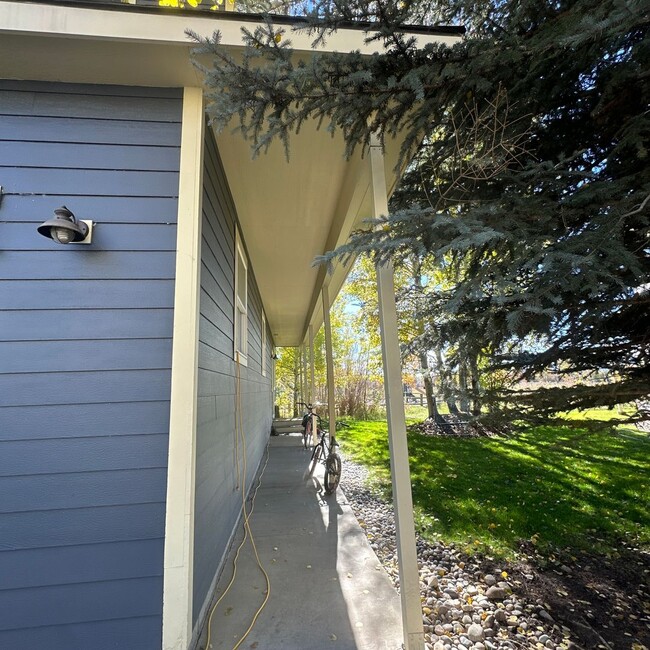 Building Photo - Spacious  3 bedroom 2.5 bathroom townhouse