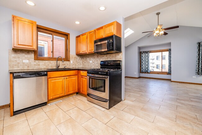 Building Photo - 807 S Claremont Ave