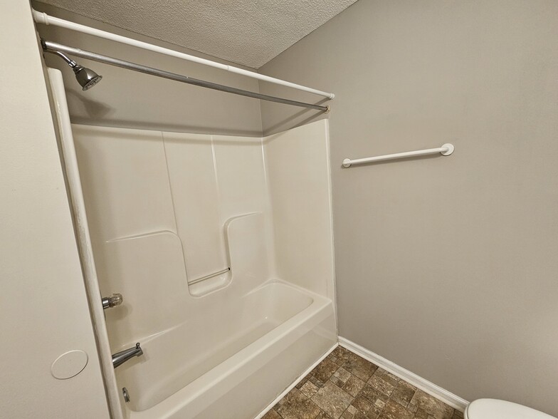 Towel Rod - 305 Pope Field Rd #A
