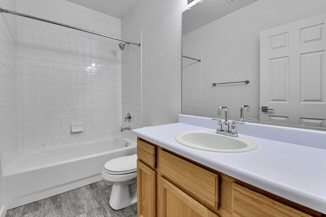 Building Photo - $2,795, 3-bed, 2-bath, located in Denver.