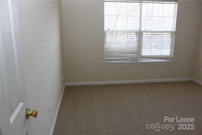 Building Photo - 2715 Old Ironside Dr