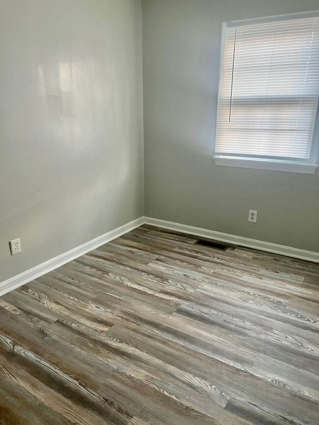 Building Photo - 3 Bedroom in Townhouse Fredericksburg/Spot...