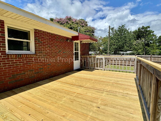 Building Photo - 301 Toulon St