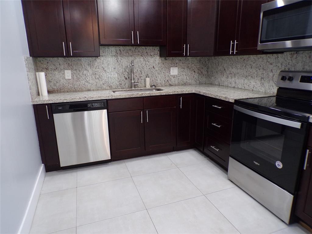 Building Photo - 2725 SW 9th St