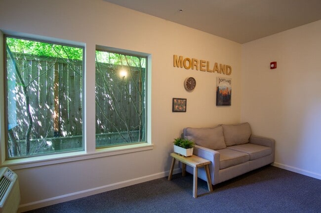Building Photo - Great Modern 1 Bedroom in Sellwood w/ W&D + Private Patio