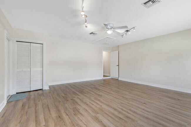 Building Photo - ** GOLDEN GATE CITY ** 3 BED + DEN / 2 BAT...