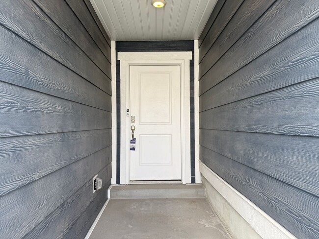 Building Photo - Beautifully Updated 4-Bedroom Townhome in ...