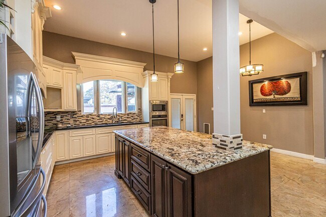 Building Photo - 527 Acacia St