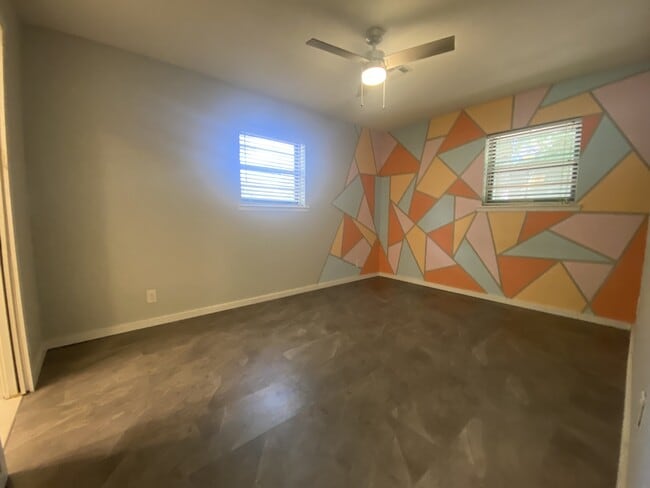 Building Photo - 1714 Village Dr