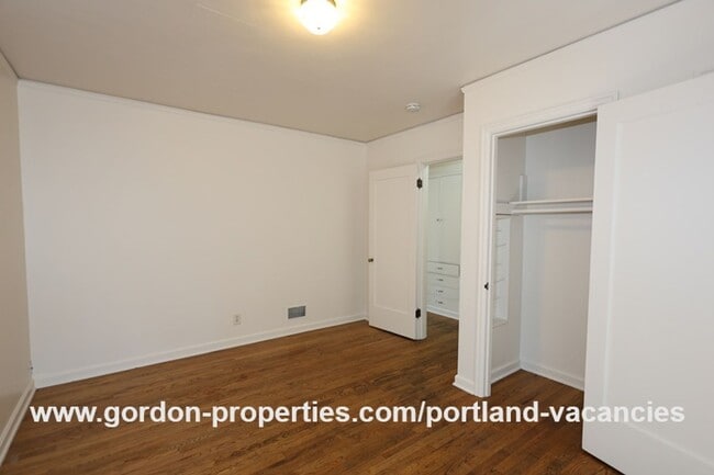 Building Photo - SE 57th Ave - 5 bedroom home with fireplac...