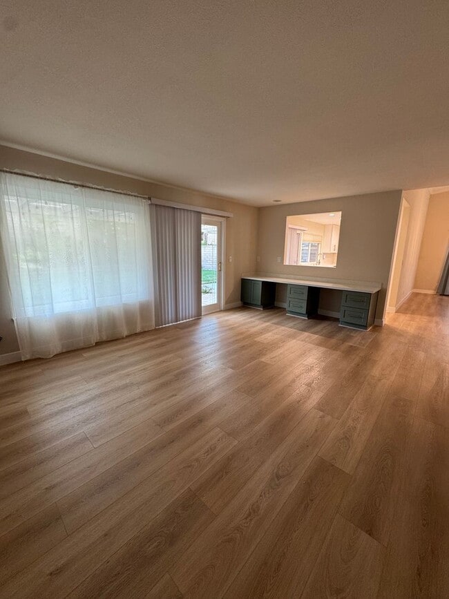 Building Photo - Charming Cul de Sac Home with Spacious Yard and Renovated Interior