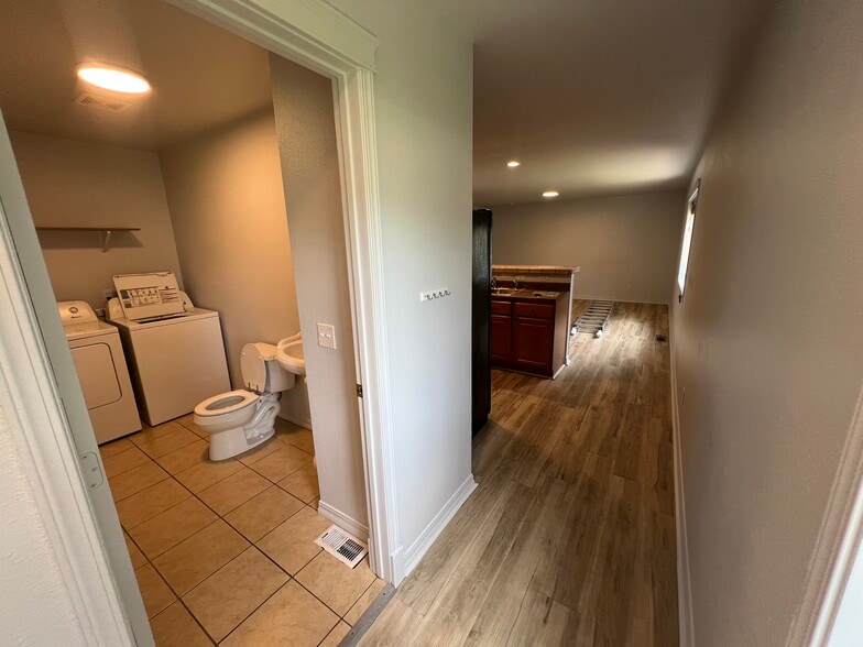 entryway to kitchen/living room - 224 W Loucks St