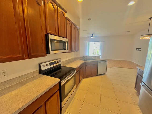 Building Photo - Spacious 4-Bed, 3-Bath Home in Guard-Gated...