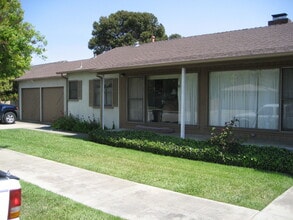 Building Photo - 841 Center St