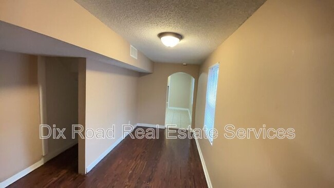 Building Photo - 9-9 E Main St