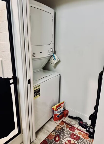 Building Photo - 717 Loma St