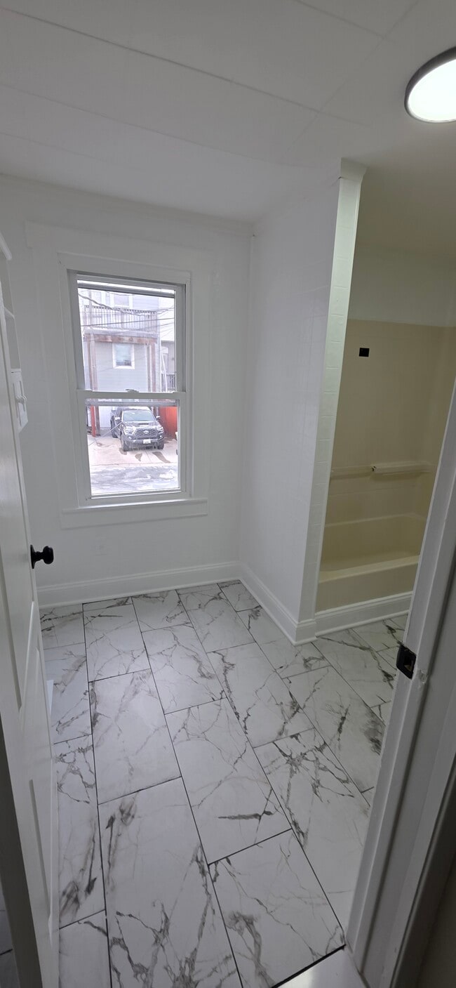 Building Photo - 116 N Port St