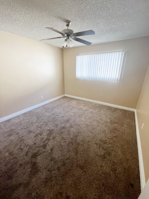 Building Photo - 835 S Oaks Ave